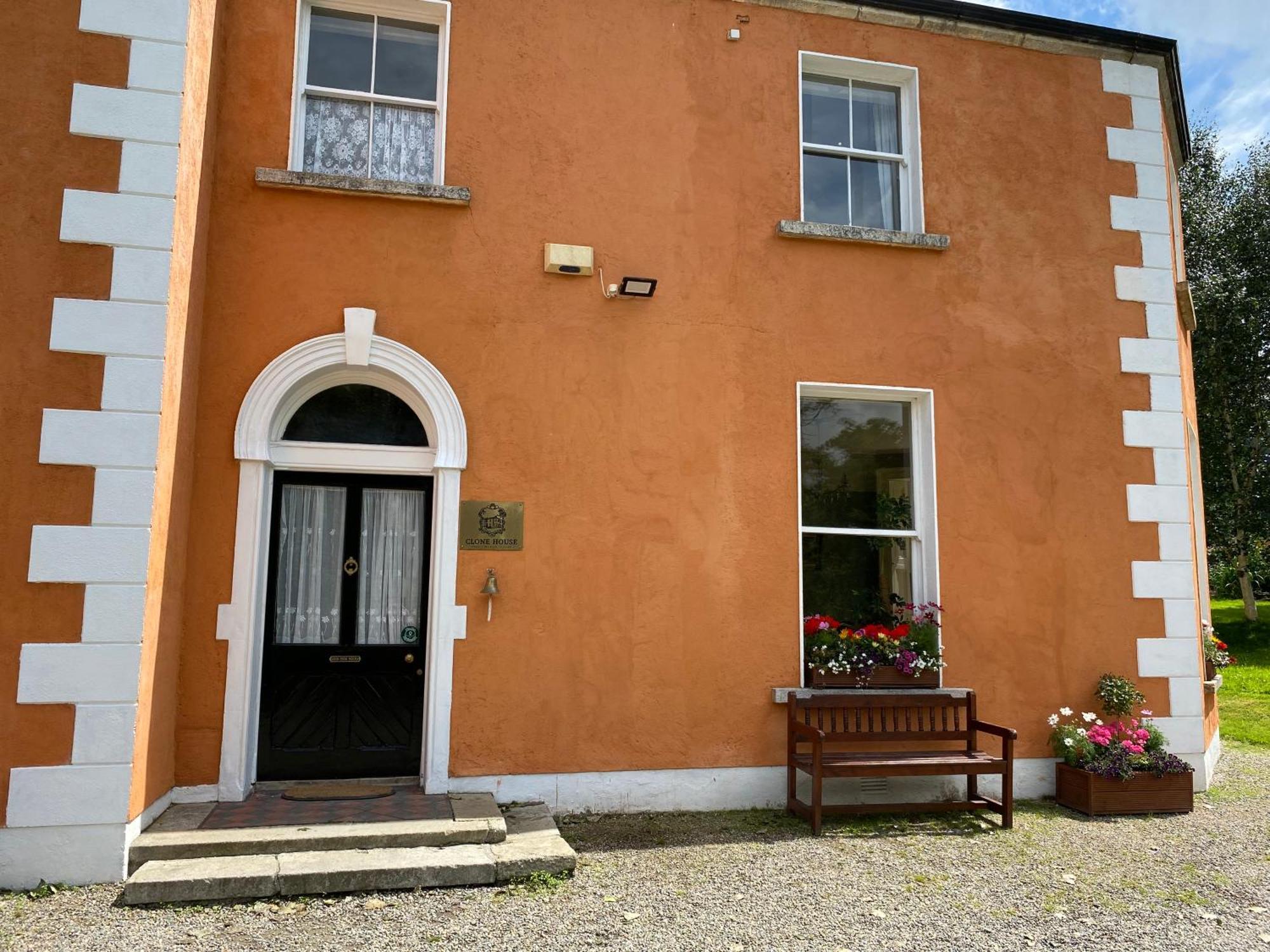 Clone Country House Aughrim Extérieur photo The front door of the old schoolhouse