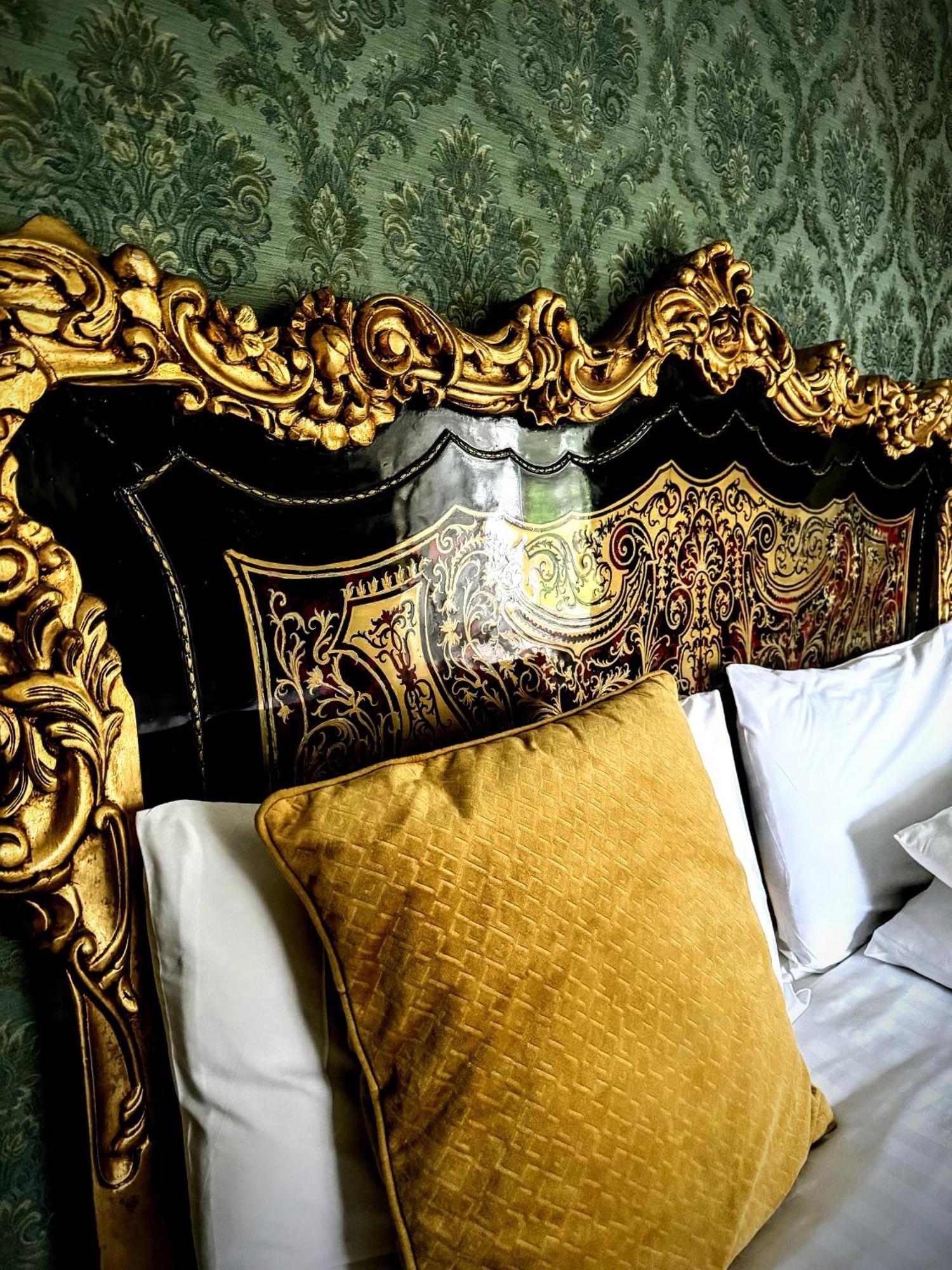 Clone Country House Aughrim Extérieur photo A gold velvet cushion