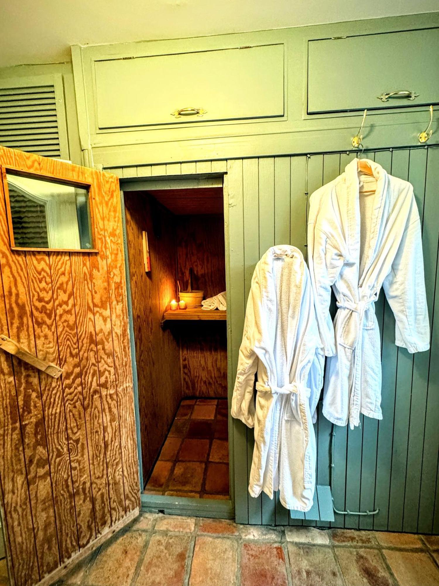 Clone Country House Aughrim Extérieur photo A traditional Japanese onsen