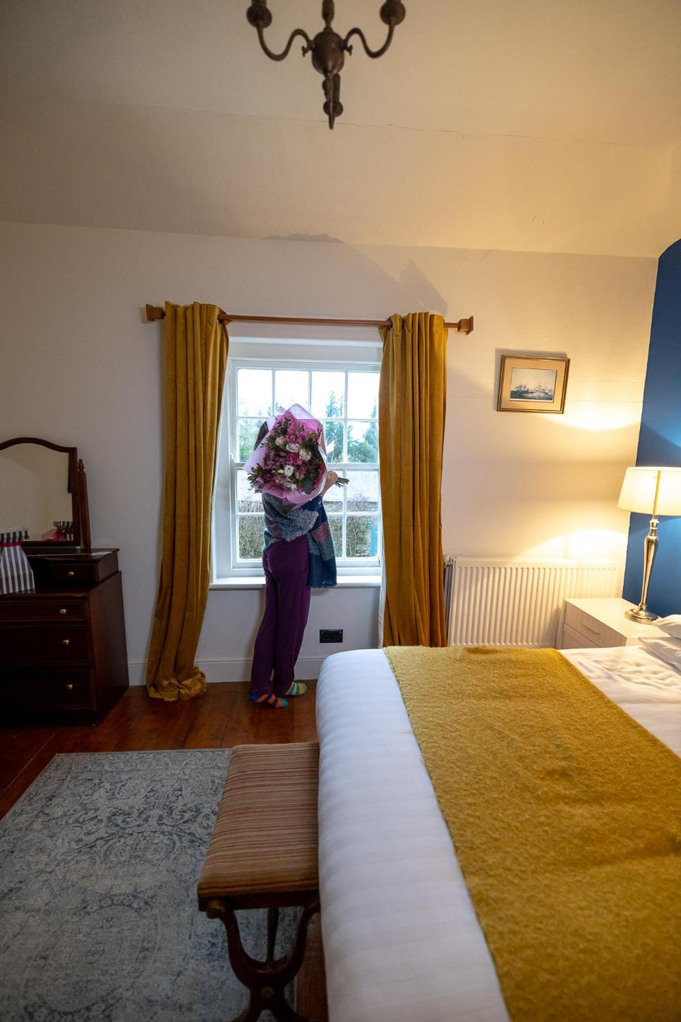 Clone Country House Aughrim Extérieur photo A woman with a bouquet of flowers