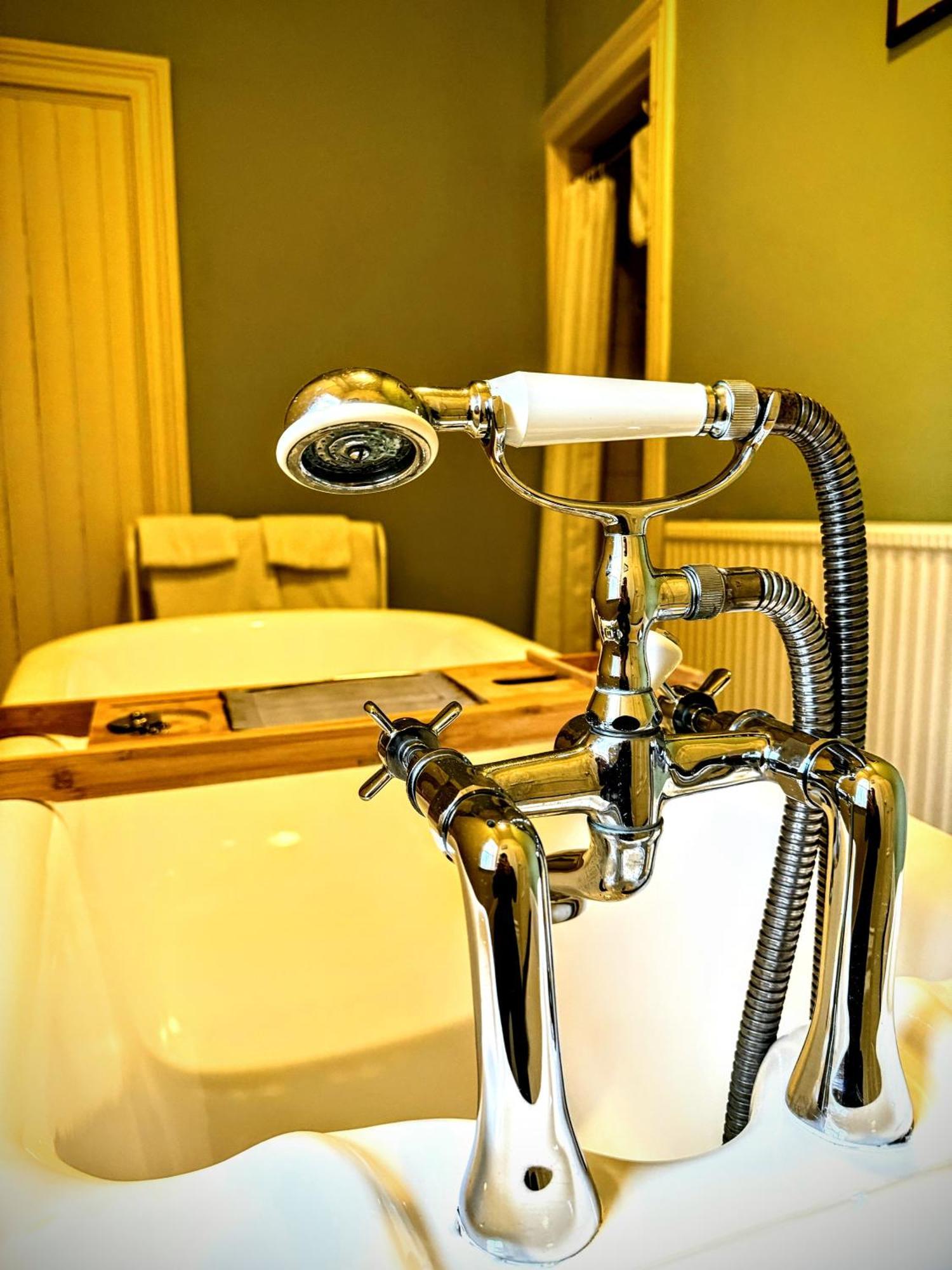 Clone Country House Aughrim Extérieur photo A shower faucet