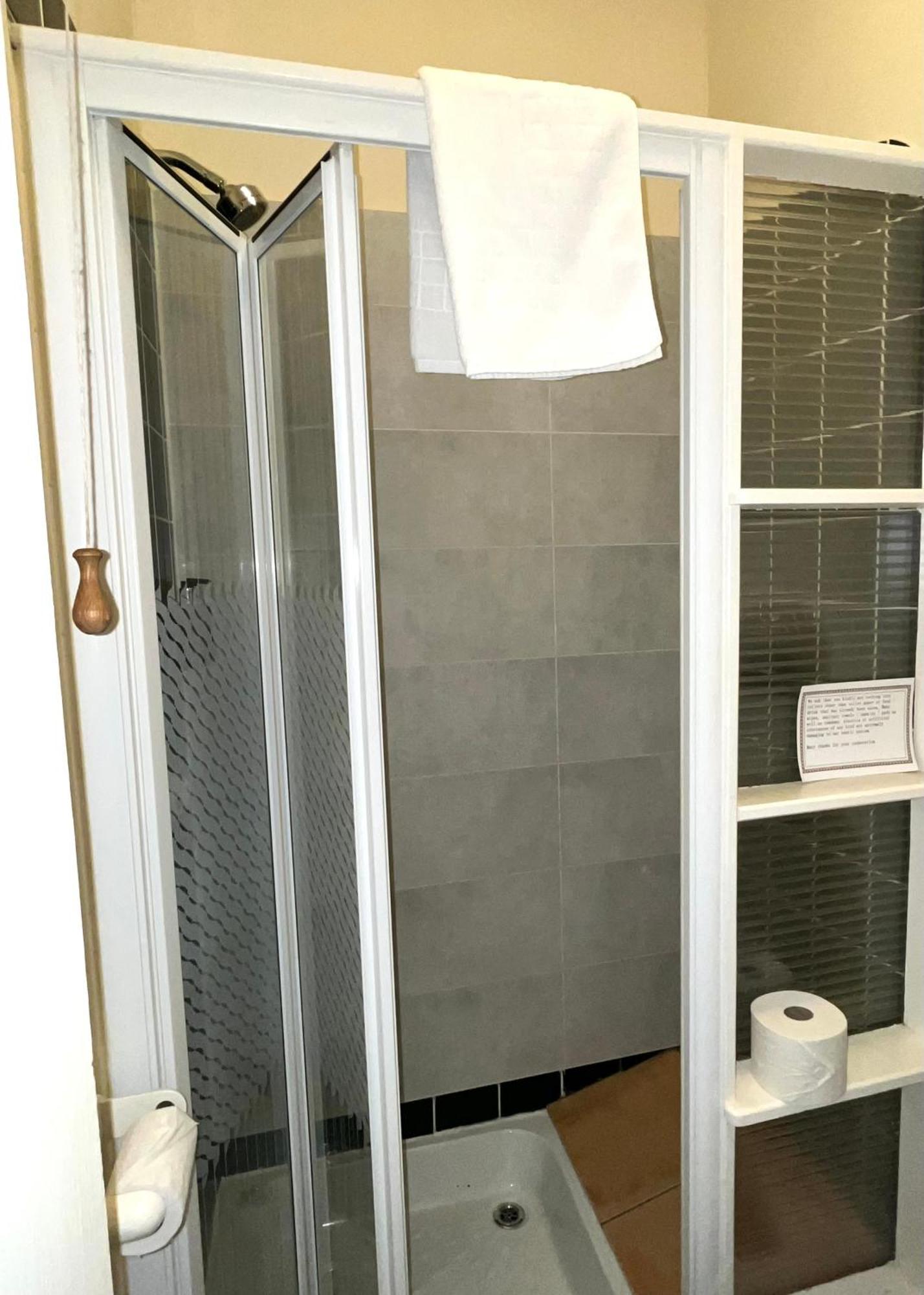 Clone Country House Aughrim Extérieur photo A shower door