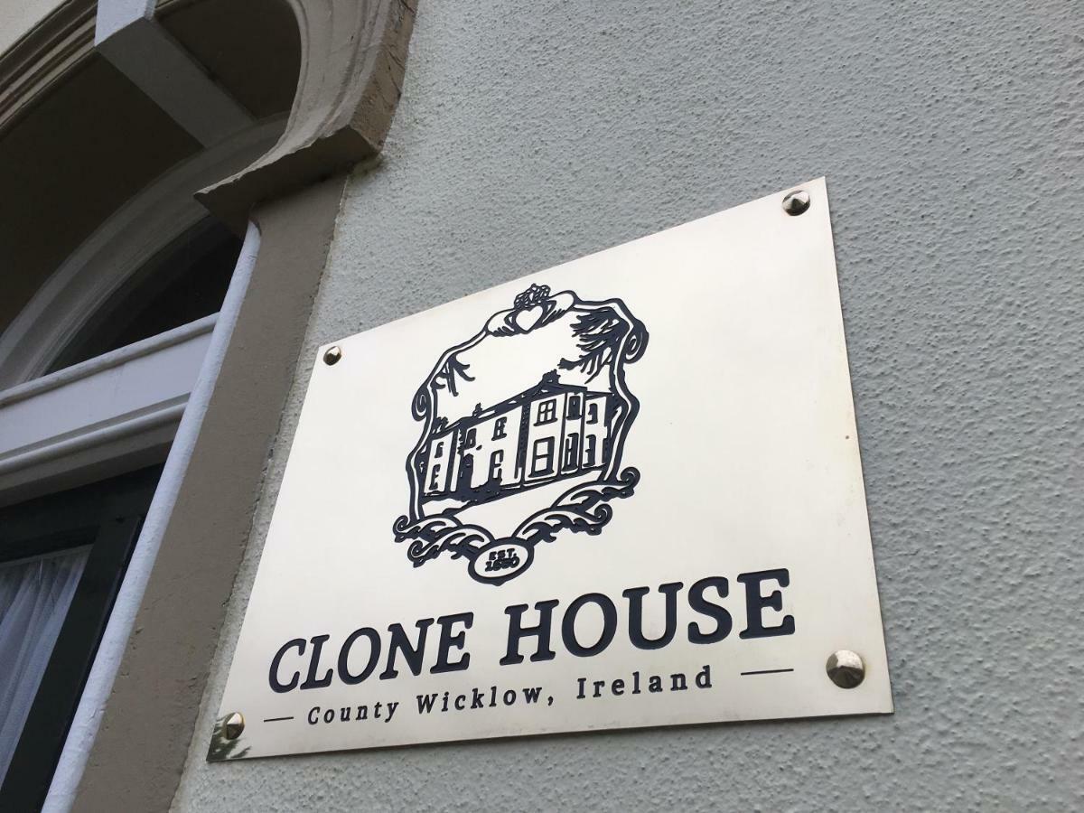 Clone Country House Aughrim Extérieur photo The plaque on the front of the house